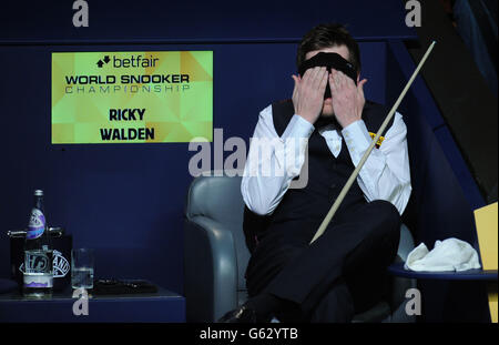 Ricky Walden est assis dans sa chaise dans son match semi-final contre Barry Hawkins lors des Championnats du monde de Betfair au Crucible, Sheffield. Banque D'Images