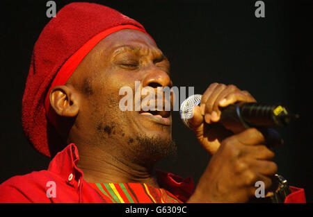 Jimmy Cliff, la star jamaïcaine du Reggae, se produit sur scène à la Brixton Academy, dans le sud de Londres, lors de « Peace One Day - The Celebration », un concert marquant la Journée internationale de la paix des Nations Unies, le premier jour de cessez-le-feu mondial et de non-violence. Banque D'Images