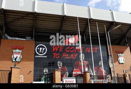 Une vue générale d'un drapeau volant à mi-mât à l'extérieur d'Anfield en prévision du service commémoratif des catastrophes de Hillsborough, marquant le 24e anniversaire de la catastrophe, car ils se rappellent les 96 supporters de Liverpool qui sont morts dans un écrasement au stade Hillsborough de Sheffield Wednesday le 15 1989 avril, Où Liverpool devait rencontrer la forêt de Nottingham dans une demi-finale de la coupe FA. Banque D'Images