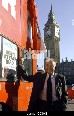 George Galloway, député de Glasgow Kelvin, en visite à Westminster (Londres) dans un bus à toit ouvert, avec son message anti-guerre pour le gouvernement. Banque D'Images