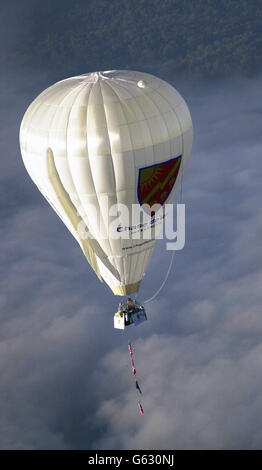 L'explorateur David Hempelman-Adams, 46 ans, part de l'aéroport du comté d'Allegheny, en Pennsylvanie, pour sa tentative record de traverser l'Atlantique en montgolfière avec un panier en osier ouvert. L'aventurier de Wiltshire espère battre le record mondial de distance solo de 5,340 km (3,337.5 miles) pour le type hélium et ballon à air chaud sur le passage dangereux. Banque D'Images