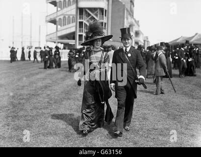 Courses hippiques - Royal Ascot - 1910.La comtesse Wedell et le comte de Portarlington défilent le jour royal à Ascot. Banque D'Images