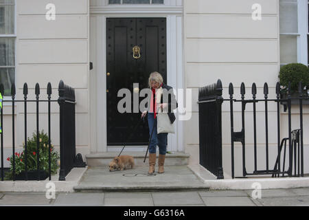 Une femme s’en approche avec son chien après avoir déposé des fleurs chez l’ancienne première ministre Margaret Thatcher, dans le centre de Londres. Banque D'Images