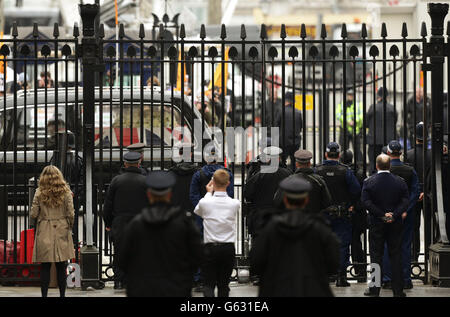 Un corbillard transportant le cercueil de la baronne Thatcher passe les portes de Downing Street pour son service funéraire à la cathédrale Saint-Paul, dans le centre de Londres. Banque D'Images