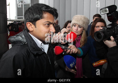 Praveen Halappanavar, le mari de Savita Halappanavar, arrive pour l'enquête sur sa mort à la cour des coroners de Galway. Banque D'Images