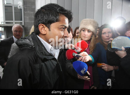 Praveen Halappanavar, le mari de Savita Halappanavar, arrive pour l'enquête sur sa mort à la cour des coroners de Galway. Banque D'Images