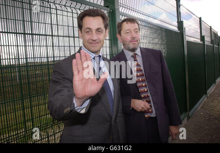 Le ministre de l'intérieur David Blunkett (à droite) rencontre le ministre français de l'intérieur Nicolas Sarkozy près du terminal de fret de Frethun à Calais, où ils ont inspecté une nouvelle clôture de plusieurs millions de livres destinée à dissuader les demandeurs d'asile d'embarquer dans des trains pour la Grande-Bretagne. * le Secrétaire de l'intérieur a examiné la clôture de 9ft et a déclaré qu'elle avait été instrumentale dans la réduction du nombre d'immigrants illégaux à bord de trains de marchandises à destination de Folkestone de 70 par jour à juste un par jour. Banque D'Images