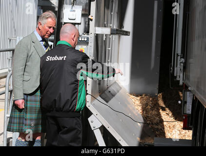 Le prince de Galles, connu sous le nom de duc de Rothesay en Écosse, discute avec le conducteur d'Eddie Stobart James Ross et montre comment son véhicule est utilisé lors d'une visite à la centrale de production combinée de chaleur et de puissance Helius Corde et à l'usine d'évaporateur de pot ALE Banque D'Images