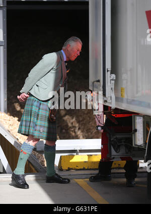 Le prince de Galles, connu sous le nom de duc de Rothesay en Écosse, discute avec le conducteur d'Eddie Stobart James Ross et montre comment son véhicule est utilisé lors d'une visite à la centrale de production combinée de chaleur et de puissance Helius Corde et à l'usine d'évaporateur de pot ALE Banque D'Images