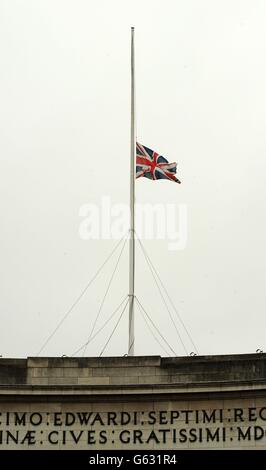 Le drapeau de l'Union vole à mi-mât sur Admiralty Arch sur le Mall avant le service funéraire de la baronne Thatcher à la cathédrale Saint-Paul, dans le centre de Londres. Banque D'Images