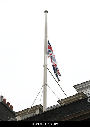 Un drapeau de l'Union vole en Berne à Downing Street pour le service funéraire de la baronne Thatcher à la cathédrale Saint-Paul, dans le centre de Londres. Banque D'Images