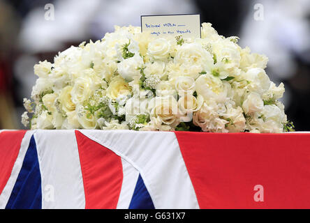 Un drapeau de l'Union, drapé d'un cercueil portant le corps de l'ancienne première ministre Margaret Thatcher, est transporté sur une voiture d'armes tirée par la troupe du roi Royal Artillery pendant la procession funéraire cérémonielle de la baronne Thatcher, avant ses funérailles à la cathédrale Saint-Paul, dans le centre de Londres. Banque D'Images