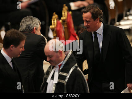 Le Premier ministre David Cameron (à droite) accueille l'ancien Premier ministre Gordon Brown aux funérailles de la baronne Thatcher, à la cathédrale Saint-Paul, dans le centre de Londres. Banque D'Images