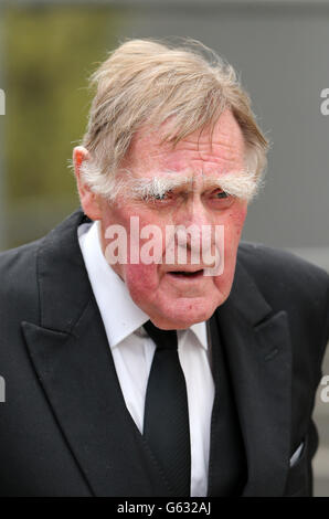 Bernard Ingham quitte les funérailles cérémonielles de l'ancienne première ministre britannique Baronne Thatcher à la cathédrale Saint-Paul. Banque D'Images