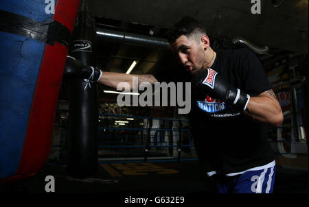 Nathan astucieusement WBO Light Heavyweight World Champion, pose pour photographe lors d'un travail de médias au Stonebridge ABC, Londres. Banque D'Images