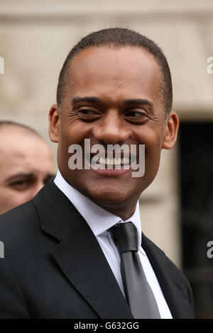 Le député conservateur Adam Afriyie quitte les funérailles cérémonielles de l'ancienne première ministre britannique Baroness Thatcher à la cathédrale Saint-Paul. Banque D'Images