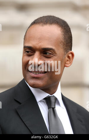 Le député conservateur Adam Afriyie quitte les funérailles cérémonielles de l'ancienne première ministre britannique Baroness Thatcher à la cathédrale Saint-Paul. Banque D'Images