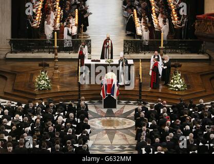 L'archevêque de Londres, Richard Chartres, se promène derrière le cercueil de l'ancienne première ministre britannique Margaret Thatcher lors de ses funérailles à la cathédrale Saint-Paul, à Londres. Banque D'Images