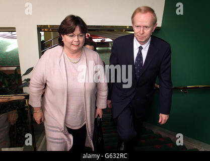 Sir Reg Empey, ministre de l'entreprise, du commerce et de l'industrie de l'Irlande du Nord, avec Tanaiste et ministre irlandais de l'entreprise, du commerce et de l'emploi, Mme Mary Harney TD, l'orateur principal de la Fédération des petites entreprises (FSB) à l'hôtel Stormont, Belfast. * Sir Empey a déclaré, au cours de son discours, que les petites entreprises devraient partager des idées et des solutions à la fois sur une base locale et transfrontalière. Plus de 80 personnes ont assisté à la réunion. Banque D'Images