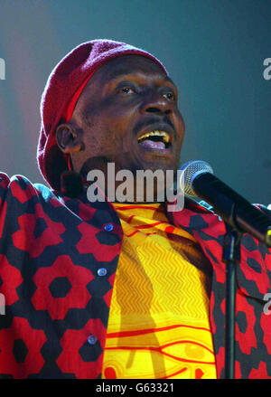 Jimmy Cliff, star jamaïcaine du Reggae, aux MOBO 2002 (Music of Black Origin) Awards au London Arena dans les Docklands de Londres. Banque D'Images