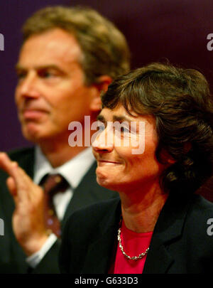 Le Premier ministre Tony Blair applaudit la secrétaire d'État à l'éducation, Estelle Morris, après avoir prononcé son discours liminaire devant les délégués à la Conférence du Parti travailliste à Blackpool. Banque D'Images