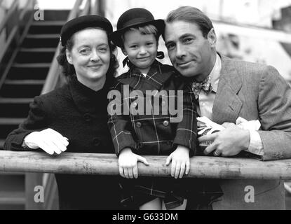 L'actrice hollywoodienne Bette Davis en photo avec son mari Gary Merrill - qui avait paru ensemble dans 'All About Eve' - avec leur fille de trois ans, Barbara, à l'arrivée à Southampton dans le paquebot Cunard 'Queen Elizabeth'. Banque D'Images