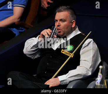 Marcus Campbell est assis à sa chaise lors de son premier match rond contre Ronnie O'Sullivan lors des Championnats du monde de Betfair au Crucible, Sheffield. Banque D'Images