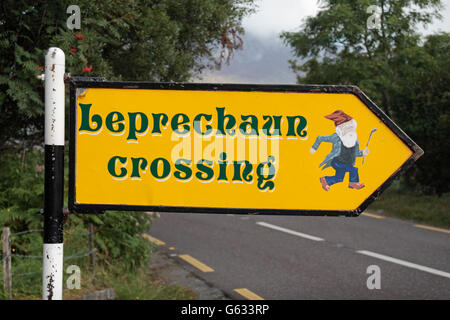 'Leprechaun crossing' enseigne sur la route panoramique de l'Anneau du Kerry, Irlande. Banque D'Images