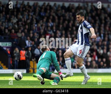 Football - Barclays Premier League - West Bromwich Albion / Newcastle United - The Hawthorns.West Bromwich Albion Shane long a un coup sauvé par Rob Elliot, gardien de but de Newcastle United (à gauche) Banque D'Images