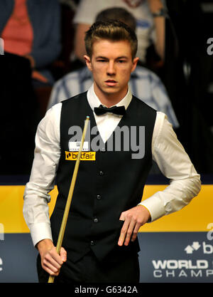 Jack Lisowski réagit lors de son premier match contre Barry Hawkins lors des Championnats du monde de Betfair au Crucible, à Sheffield. Banque D'Images