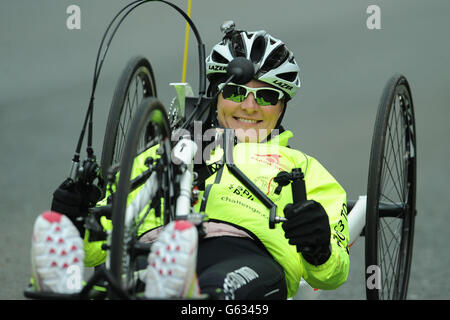 Claire Lomas sur son chemin de Wymeswold à Burton-on-the-Wolds pendant la première journée de son défi pour compléter l'équivalent d'un marathon par jour sur un vélo à main, Dans le cadre de son défi de parcourir 400 miles autour du Royaume-Uni visant à recueillir de l'argent par JustTextGing de Vodafone avec l'utilisation de son code texte unique, LEGS60. Banque D'Images