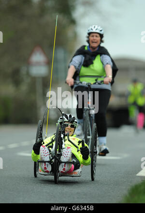 Claire Lomas sur son chemin de Wymeswold à Burton-on-the-Wolds pendant la première journée de son défi pour compléter l'équivalent d'un marathon par jour sur un vélo à main, Dans le cadre de son défi de parcourir 400 miles autour du Royaume-Uni visant à recueillir de l'argent par JustTextGing de Vodafone avec l'utilisation de son code texte unique, LEGS60. Banque D'Images