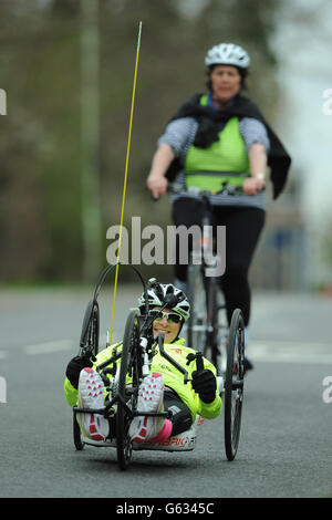 Claire Lomas sur son chemin de Wymeswold à Burton-on-the-Wolds pendant la première journée de son défi pour compléter l'équivalent d'un marathon par jour sur un vélo à main, Dans le cadre de son défi de parcourir 400 miles autour du Royaume-Uni visant à recueillir de l'argent par JustTextGing de Vodafone avec l'utilisation de son code texte unique, LEGS60. Banque D'Images