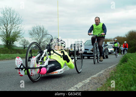 Claire Lomas sur son chemin de Wymeswold à Burton-on-the-Wolds pendant la première journée de son défi pour compléter l'équivalent d'un marathon par jour sur un vélo à main, Dans le cadre de son défi de parcourir 400 miles autour du Royaume-Uni visant à recueillir de l'argent par JustTextGing de Vodafone avec l'utilisation de son code texte unique, LEGS60. Banque D'Images