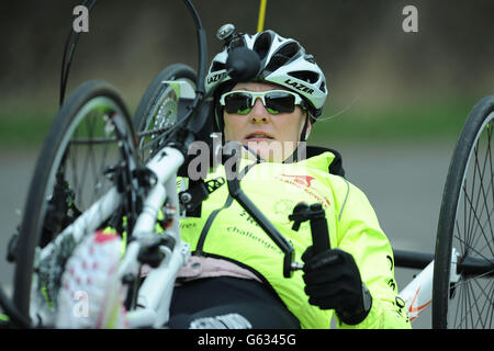 Claire Lomas sur son chemin de Wymeswold à Burton-on-the-Wolds pendant la première journée de son défi pour compléter l'équivalent d'un marathon par jour sur un vélo à main, Dans le cadre de son défi de parcourir 400 miles autour du Royaume-Uni visant à recueillir de l'argent par JustTextGing de Vodafone avec l'utilisation de son code texte unique, LEGS60. Banque D'Images