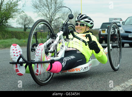 Claire Lomas sur son chemin de Wymeswold à Burton-on-the-Wolds pendant la première journée de son défi pour compléter l'équivalent d'un marathon par jour sur un vélo à main, Dans le cadre de son défi de parcourir 400 miles autour du Royaume-Uni visant à recueillir de l'argent par JustTextGing de Vodafone avec l'utilisation de son code texte unique, LEGS60. Banque D'Images