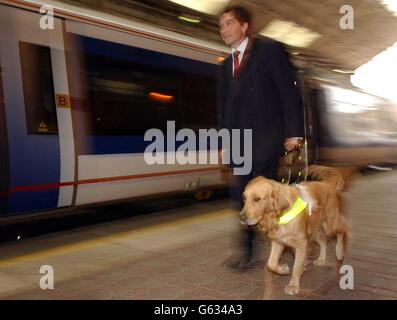 Tom Pey et son chien-guide Rupert à la gare Marylebone de Londres, lors d'une séance photo pour lancer la campagne « accès pour tous » de l'Association des chiens-guides pour aveugles, qui vise à faciliter l'utilisation des transports en commun par les personnes handicapées. Banque D'Images