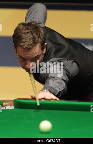 Ali carter en Angleterre à la table lors de son premier match contre Ben Woollaston en Angleterre lors des Championnats du monde de Betfair au Crucible, Sheffield. Banque D'Images
