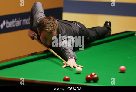 Ali carter en Angleterre à la table lors de son premier match contre Ben Woollaston en Angleterre lors des Championnats du monde de Betfair au Crucible, Sheffield. Banque D'Images