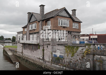 Shannon Rowing Club, Sarsfield verrou sur la rivière Shannon, la ville de Limerick, le comté de Limerick, Irlande (Eire). Banque D'Images