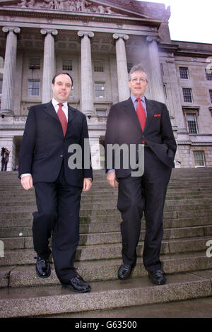 Les ministres unionistes démocratiques Peter Robinson (à droite) et Nigel Dodds (à gauche) à Belfast, où ils ont annoncé leur démission de l'exécutif de partage du pouvoir en Irlande du Nord et ont appelé à de nouvelles élections. * .... au milieu de la rangée continue au sujet des allégations que les républicains infiltrèrent le Bureau de l'Irlande du Nord. À Londres, le Premier ministre britannique Tony Blair rencontrait le leader unioniste d'Ulster, David Trimble, mardi après-midi, dans la première d'une série de réunions visant à maintenir le processus de paix en vie. Banque D'Images