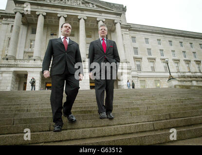 Les ministres unionistes démocratiques Peter Robinson (à droite) et Nigel Dodds (à gauche) à Belfast, où ils ont annoncé leur démission de l'exécutif de partage du pouvoir en Irlande du Nord et ont appelé à de nouvelles élections. * .... au milieu de la rangée continue au sujet des allégations que les républicains infiltrèrent le Bureau de l'Irlande du Nord. À Londres, le Premier ministre britannique Tony Blair rencontrait le leader unioniste d'Ulster, David Trimble, mardi après-midi, dans la première d'une série de réunions visant à maintenir le processus de paix en vie. Banque D'Images