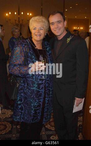 Les acteurs EastEnders PAM St Clement et Todd Carty à l'hôtel Savoy de Londres, où le Variety Club organise un déjeuner hommage à l'actrice Wendy Richard. Banque D'Images