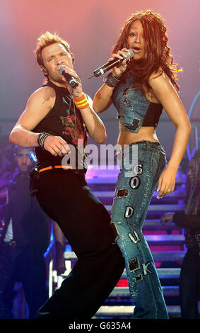 Pop Idol Singers Zoe Birkett et will Young se produisent sur scène à la London Arena, Docklands, lors de leur tournée britannique avec Gareth Gates. Banque D'Images