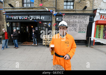 Les habitants des communautés minières près de Barnsley ont mis des bannières et fêtent sa mort le jour des funérailles de la baronne Thatcher. Banque D'Images