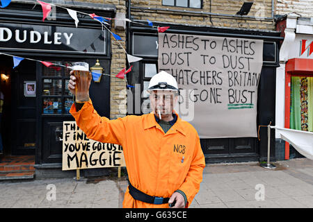 Les habitants des communautés minières près de Barnsley ont mis des bannières et fêtent sa mort le jour des funérailles de la baronne Thatcher. Banque D'Images