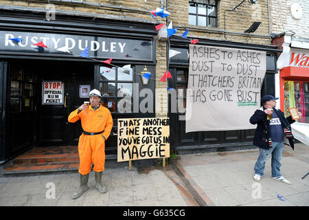 Les habitants des communautés minières près de Barnsley ont mis des bannières et fêtent sa mort le jour des funérailles de la baronne Thatcher. Banque D'Images