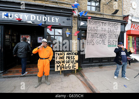 Les habitants des communautés minières près de Barnsley ont mis des bannières et fêtent sa mort le jour des funérailles de la baronne Thatcher. Banque D'Images