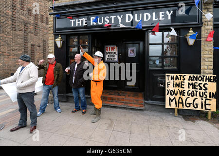 Les habitants des communautés minières près de Barnsley ont mis des bannières et fêtent sa mort le jour des funérailles de la baronne Thatcher. Banque D'Images