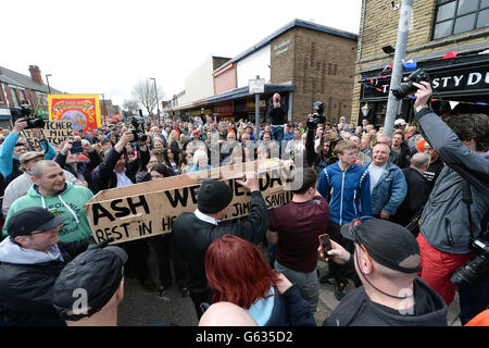 Des habitants des communautés minières près de Barnsley célèbrent sa mort le jour des funérailles de la baronne Thatcher. Banque D'Images